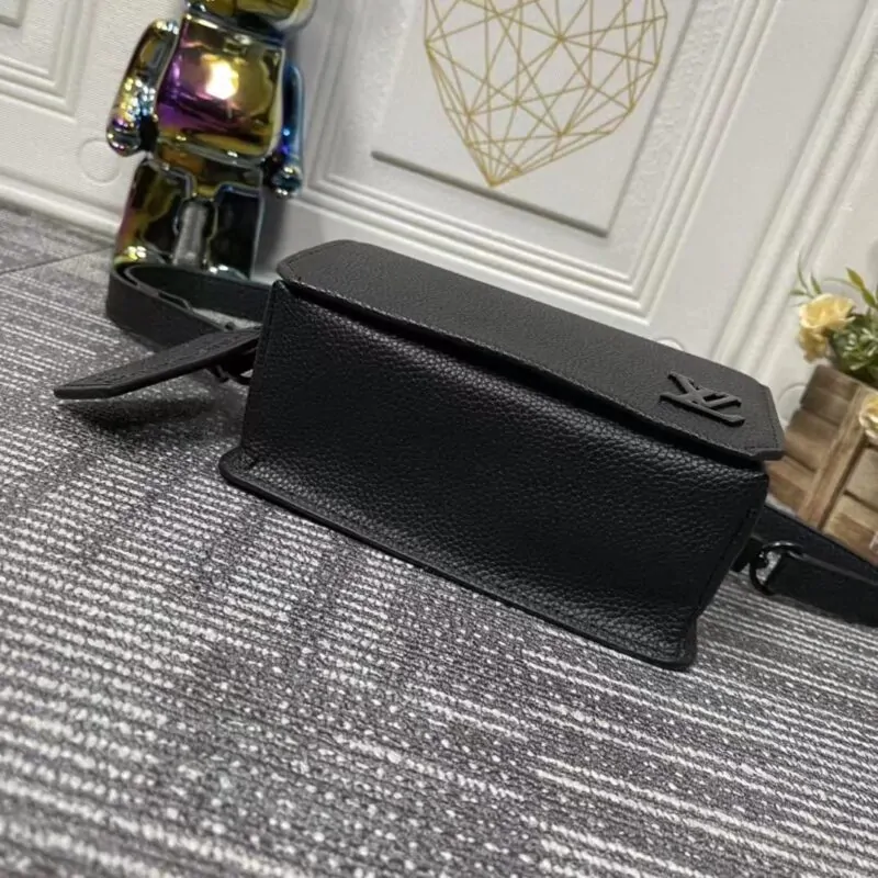 Louis Vuitton Fastline Wearable Wallet - Image 4